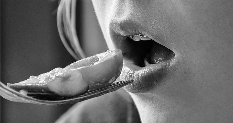 fotografía en escala de grises, mujer, comer, boca, labios, hambre, niña, hambriento, tenedor, aparatos dentales