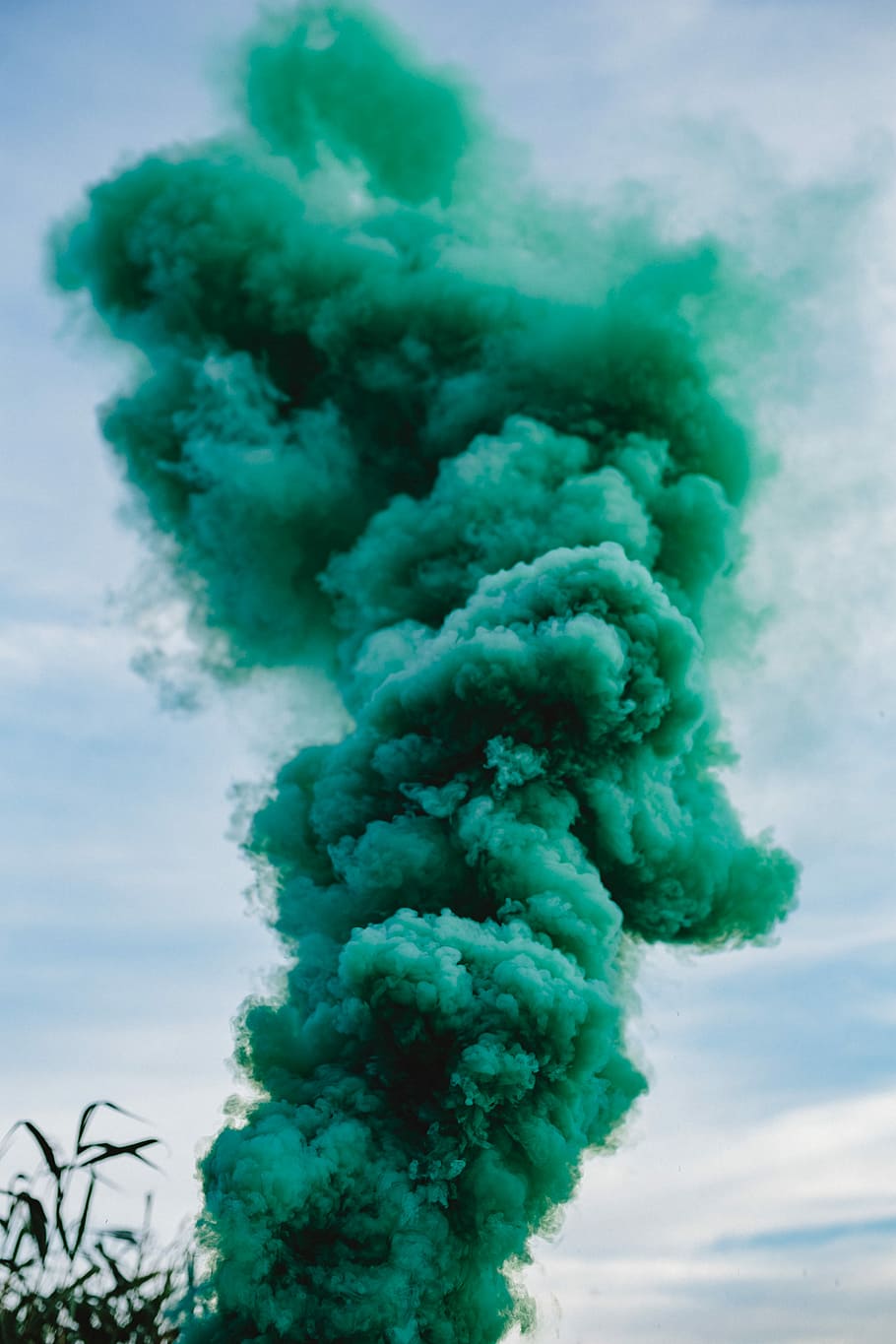 bom asap hijau, bom asap, abstrak, latar belakang, luar ruangan, asap hijau, hijau, alam, langit, biru