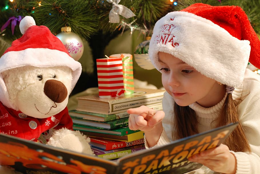 menina, sentado, besixe, branco, peluche, urso, livro de leitura, vela, Papai Noel, história