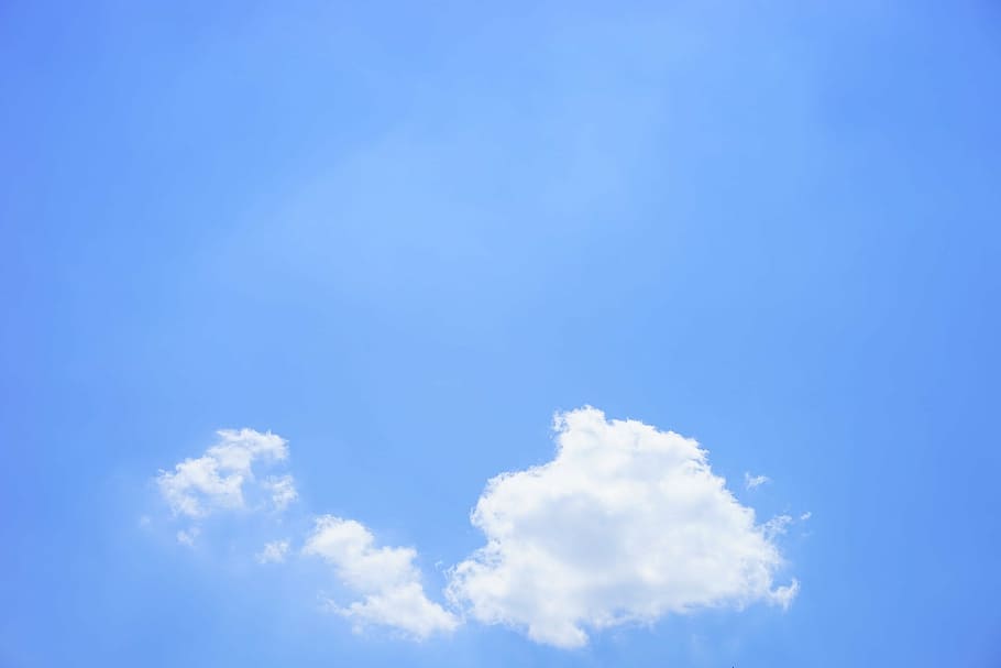 fotografía de ángulo bajo, blanco, nubes, cúmulos, día de verano, cielo, azul, soleado, día soleado, forma de nubes