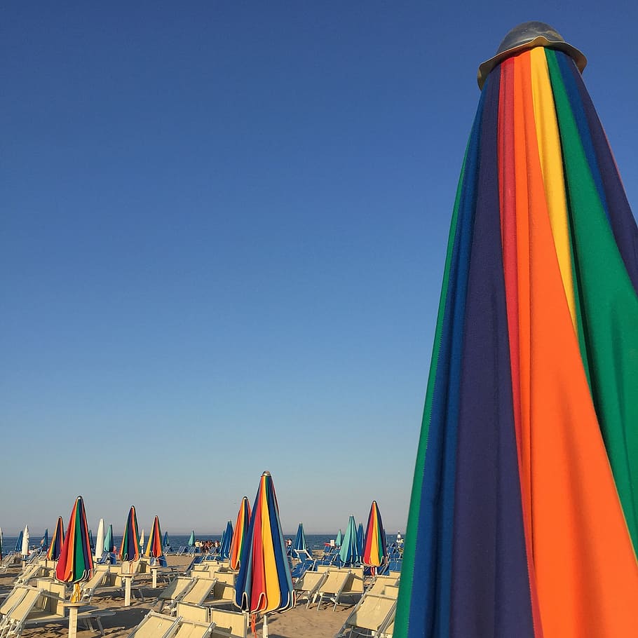 guarda-chuvas de pátio com cor de arco-íris, praia, mar, verão, guarda-chuvas, sol, céu, espaço de cópia, céu claro, ninguém
