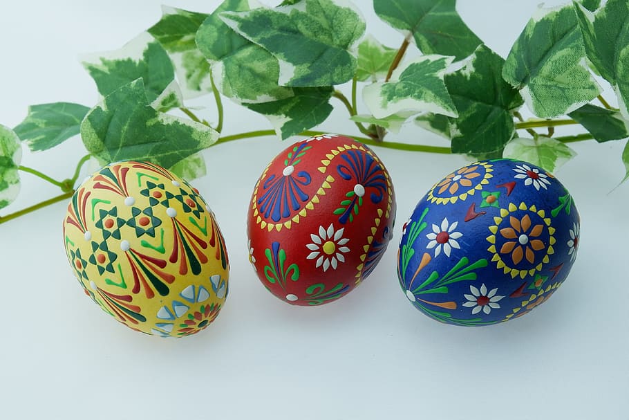 beberapa pernak-pernik telur, di samping, hijau, daun, paskah, ornamen, latar belakang, telur paskah telur, telur paskah sorbian, dekorasi keranjang paskah