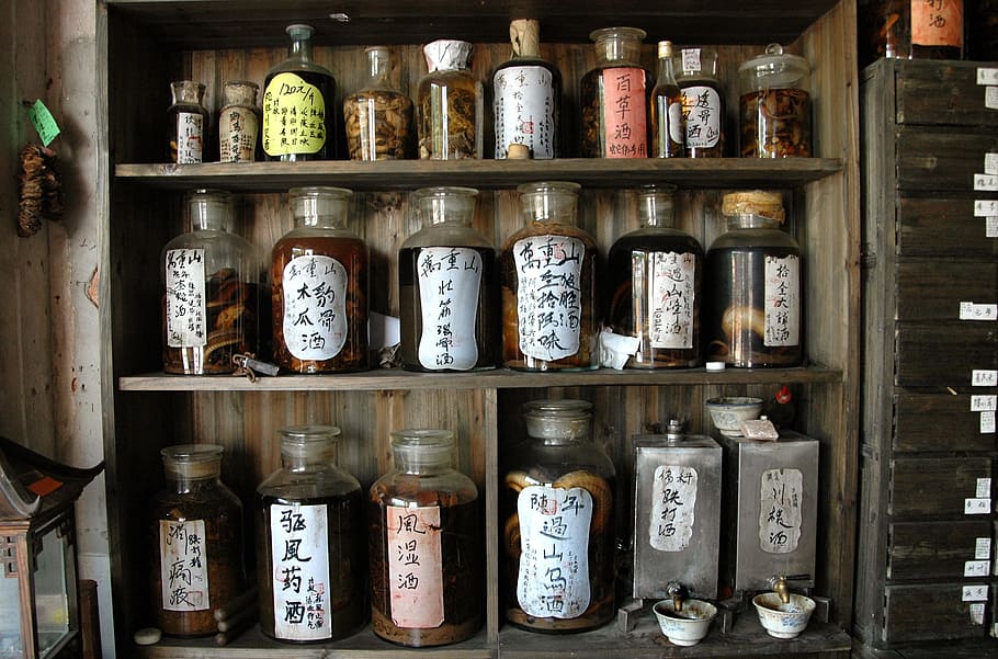 frascos con etiqueta de kanji, marrón, estante, China, medicina popular, medicina, frasco, remedio, variación, en una fila