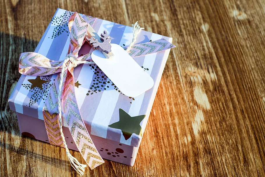 blanco, rosado, caja de regalo, marrón, madera, superficie, regalo de navidad, regalo, navidad, embalado
