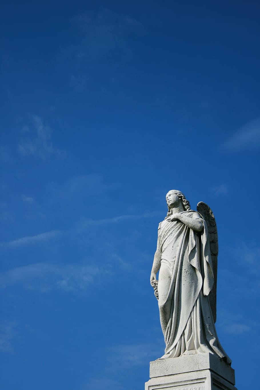 Синяя статуя. Бело синие статуя. Blue Statue. Статуя с синим блеском из чего.