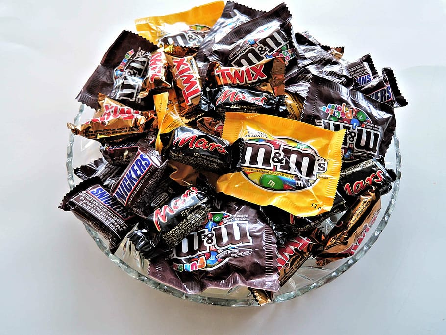 primer plano, foto, tazón, paquetes de chocolate m & m, m & m, dulces de halloween, chocolates, nueces, dulces, tamaño pequeño