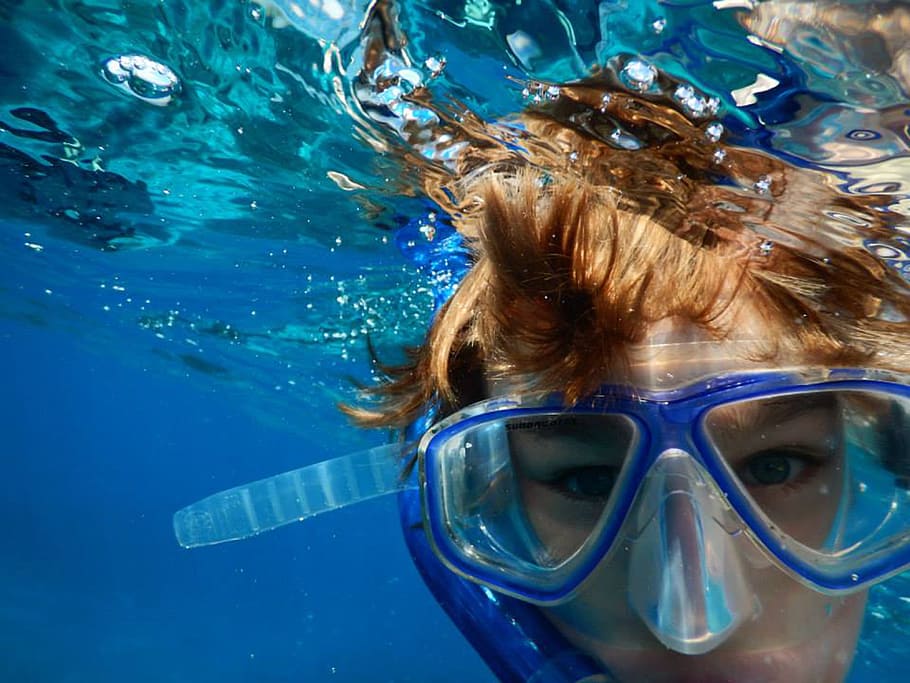 persona, vistiendo, buceo, gafas de natación, natación, snorkel, océano, submarino, agua, retrato