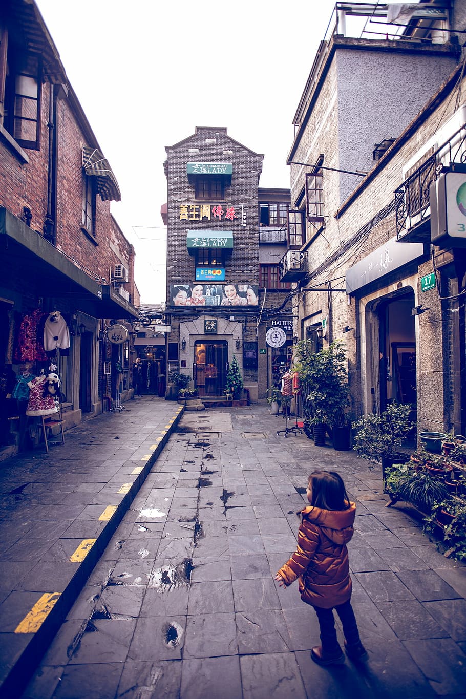 gang, shanghai, gadis kecil itu, eksterior bangunan, arsitektur, struktur yang dibangun, kota, orang-orang nyata, jalan, bangunan
