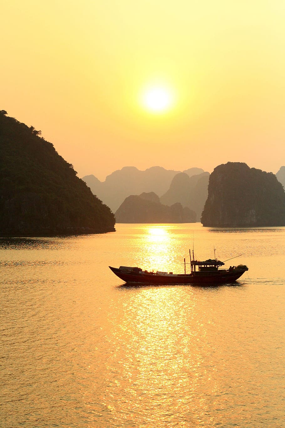 Baía de Ha Long, Barco, Vietnã, Karsts, pôr do sol, paisagens, montanha, cena tranquila, reflexão, natureza
