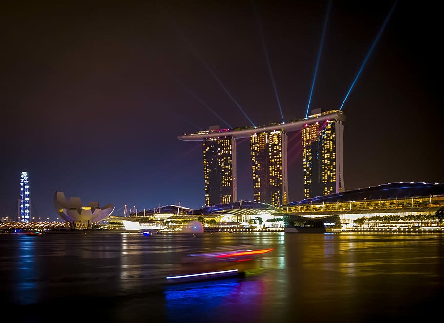 baixo, foto do ângulo, luz noturna, ângulo baixo, foto, Marina Bay Sands, noite, lugar famoso, paisagem urbana, ponte - estrutura feita pelo homem