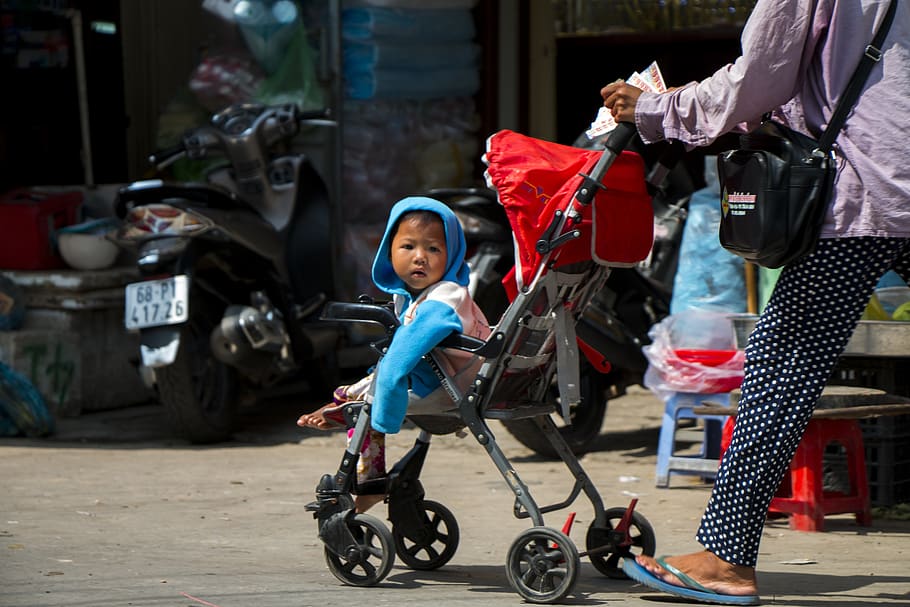 child, vietnam, phu quoc, street, woman, carriages, a small child, outdoors, small, face
