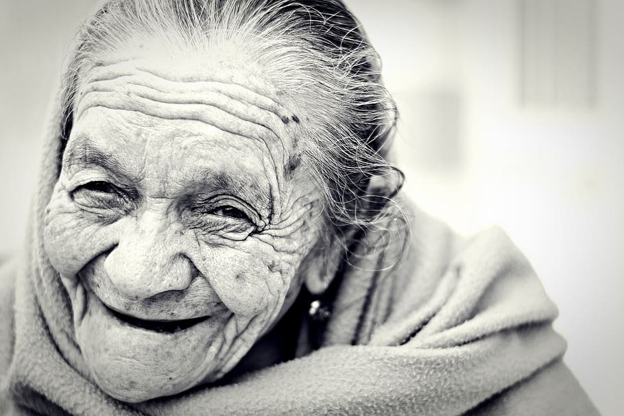 foto skala abu-abu, wanita, tersenyum, tua, senior, perempuan, lansia, pensiunan, nenek, senyum