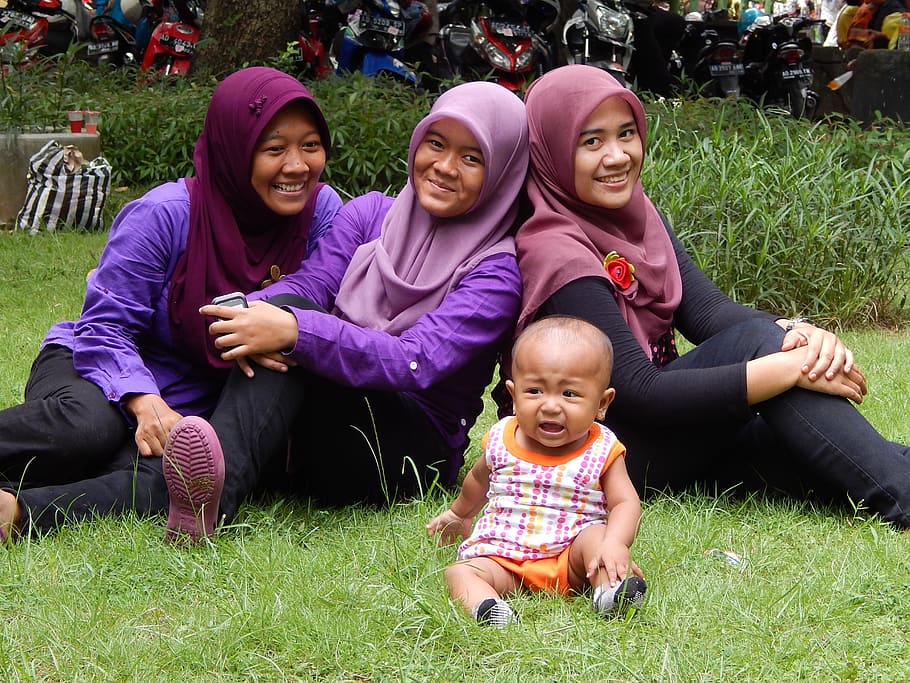 tiga, wanita, bayi, duduk, rumput, mengambil, foto grup, keluarga, anak-anak, indonesia