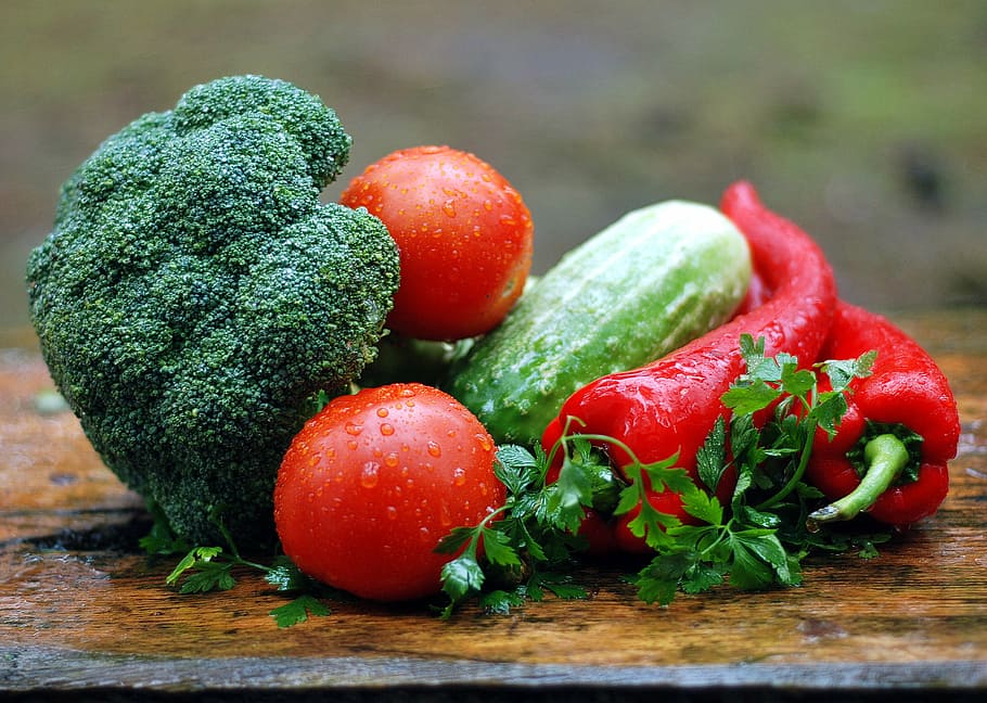 赤, トマト, キュウリ, ピーマン, ブロッコリー, 野菜, 健康的な栄養, キッチン, 料理, 食べ物