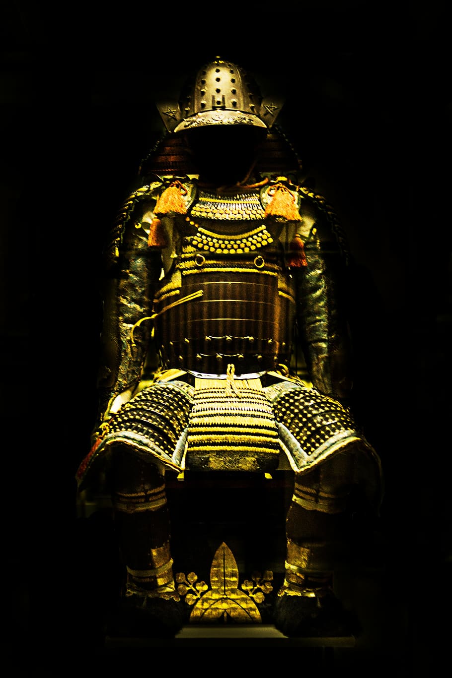 armadura de samurai amarelo, otomano, ouro, estátua, armadura, cor de ouro, ninguém, dentro de casa, arquitetura, fundo preto