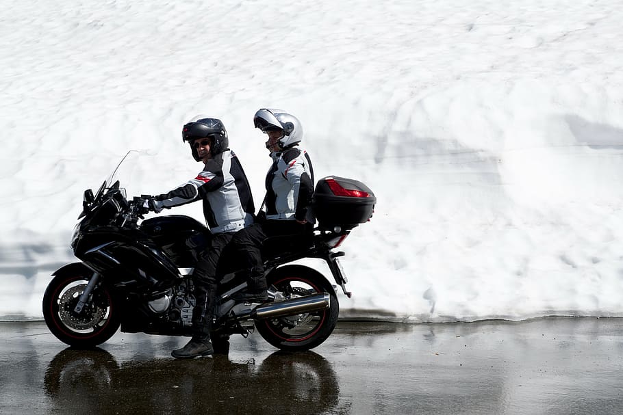 dos, hombres, motocicleta, equipo de motociclistas, conductor, pasajero, nieve, derretir agua, pasar ida y vuelta, alpino