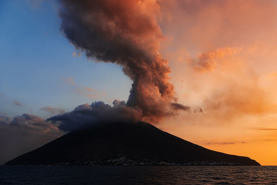 Stromboli, Italia, Sicilia, Islas Eolias, volcán, mar, cielo, verano, nubes, puesta de sol