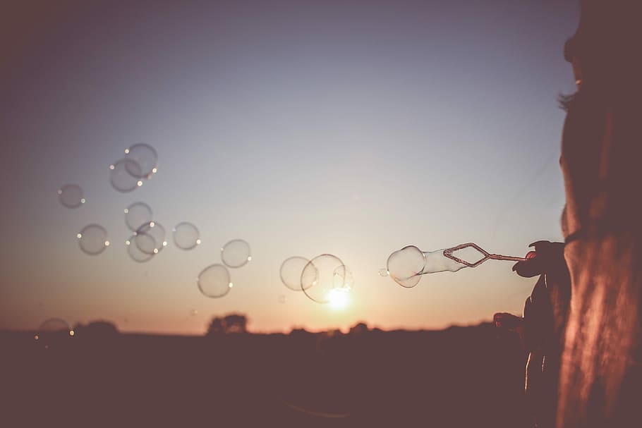 burbujas de puesta de sol, puesta de sol, burbujas, burbuja, sin nubes, tarde, niña, espacio para texto, cielo, sol