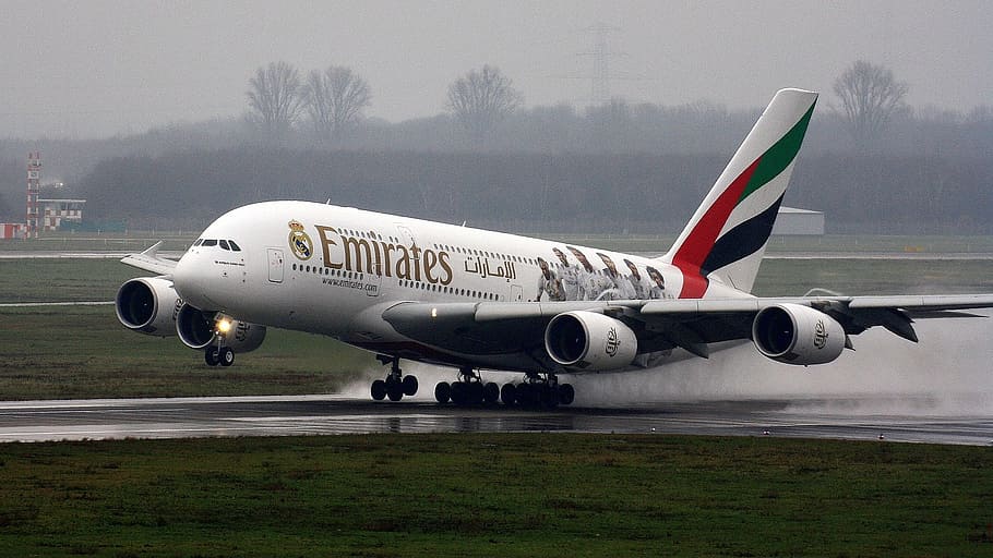 blanco, avión emirato, pasando, pista, durante el día, emiratos, a380, aeronave, aviación, airbus