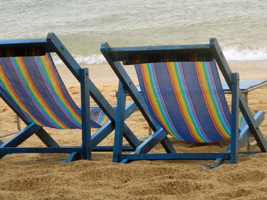dos, azul, tumbonas, marrón, cuerpo, agua, playa, sillas, arena, sillas de playa