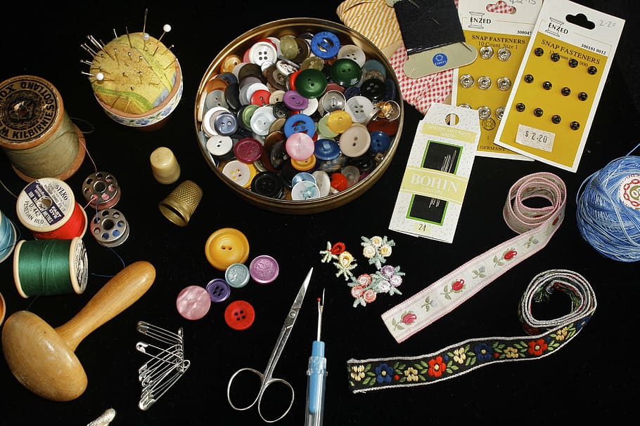color variado, lote de material de costura, costura, botones, coser, hilo, hecho a mano, aguja, tijeras, artesanía