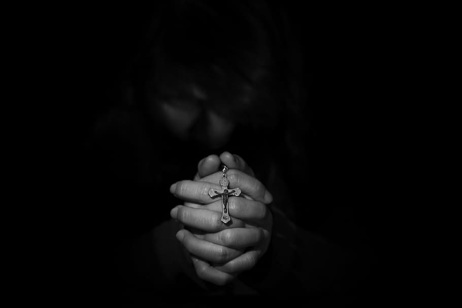 closeup, fotografi grayscale, orang, tangan, memegang, rosario, kesedihan, pengampunan, sedih, kekristenan
