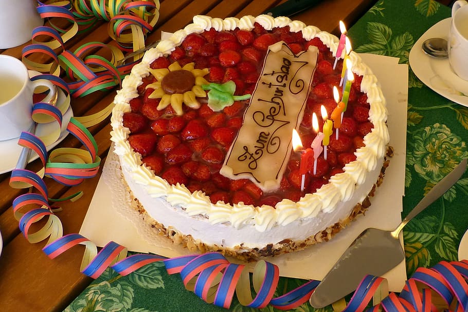 pastel de fresa, al lado, taza de té, platillo, mesa de cumpleaños, pastel de cumpleaños, cumpleaños, fiesta de cumpleaños, celebración, festival