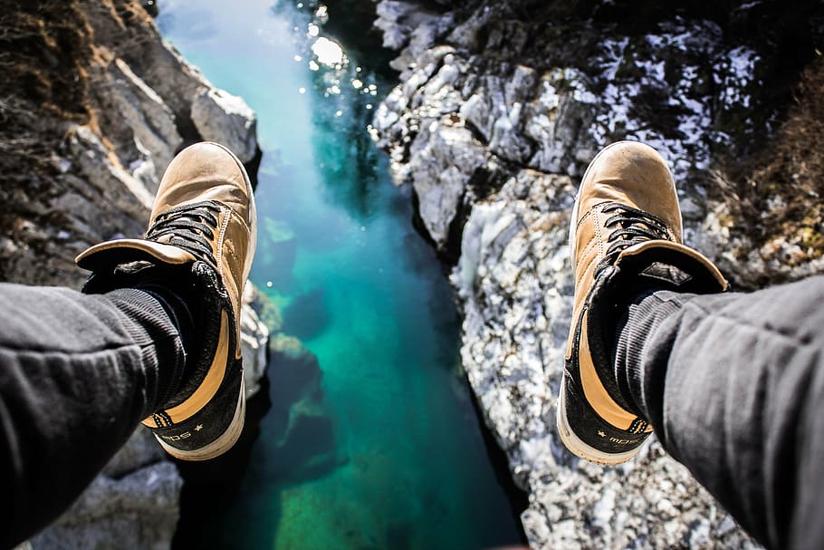 人, 座っている, 崖, 自然, 風景, 男, スニーカー, 靴, 唯一, 旅行