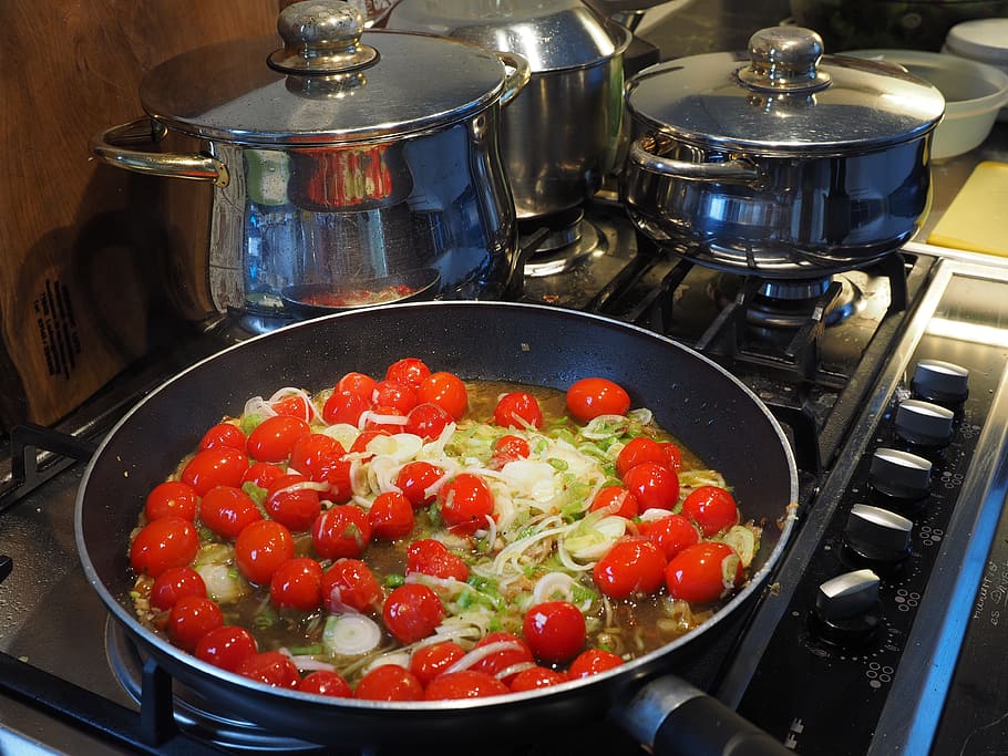 tomat, sayuran tumis, hitam, penggorengan, panci, di samping, pot, kisaran gas, sayuran, bawang daun