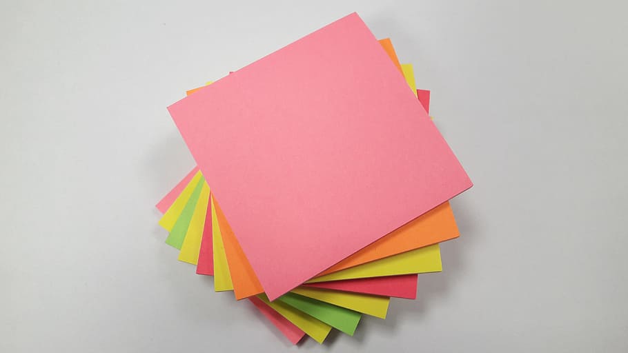 papéis coloridos quadrados, postá-lo, nota, escritório, papel, memorando, colorido, amarelo, rosa, azul