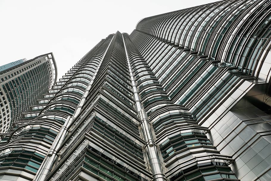 fotografía de ángulo bajo, estado, arte, rascacielos, edificio, gris, cielo, acero, empresa, moderno