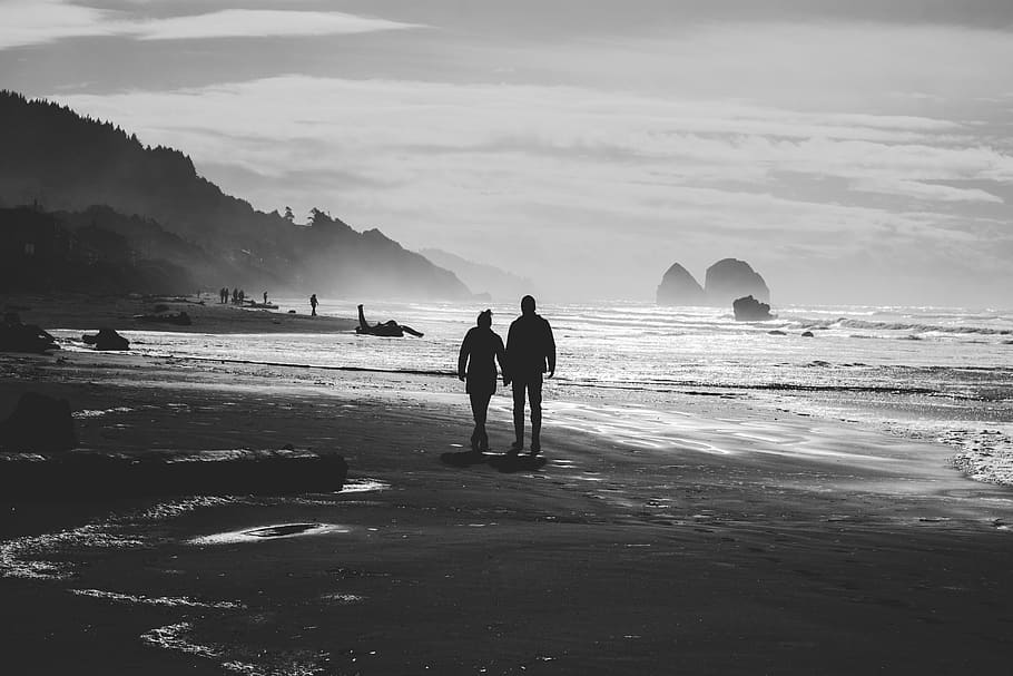 pasangan, berjalan, tubuh, foto skala abu-abu air, cinta, berpegangan tangan, orang-orang, romansa, romantis, pantai