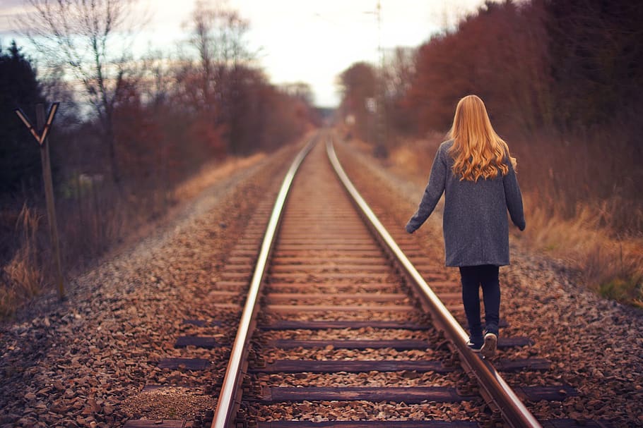 jovem, menina, trilhos, ferrovia, trem, sozinho, solitário, equilíbrio, cabelo vermelho, mulher