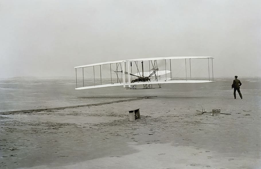 biplano perto de pessoa, aeronave, irmãos Wright, construção de aeronaves, projeto de aeronaves, experimento, começo, decolar, flutuar, planar