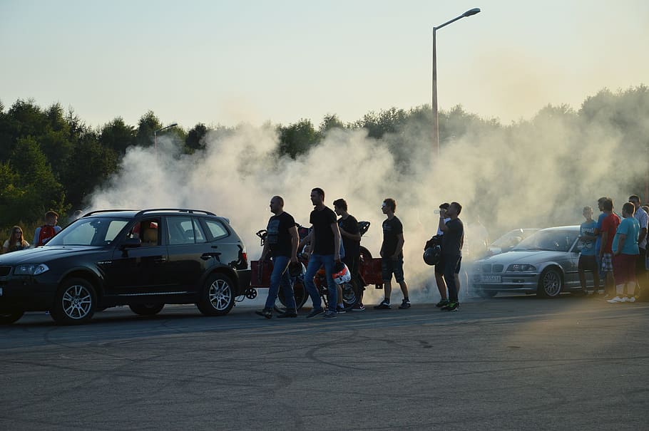 personas, de pie, al lado, negro, coche, humo, vehículo, auto, poder, fuego