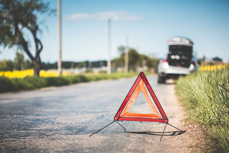 triángulo de advertencia, carretera, rojo, advertencia, triángulo, roto, coche, en la carretera, accidente, mal