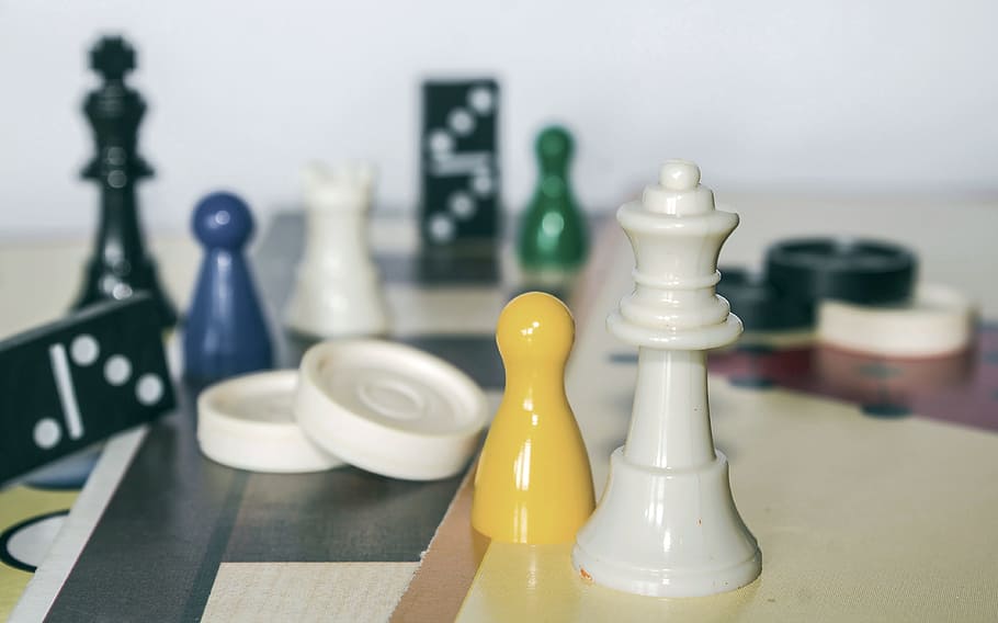 white, chess piece, brown, surfacew, chess, game figure, strategy, chess pieces, play, figures
