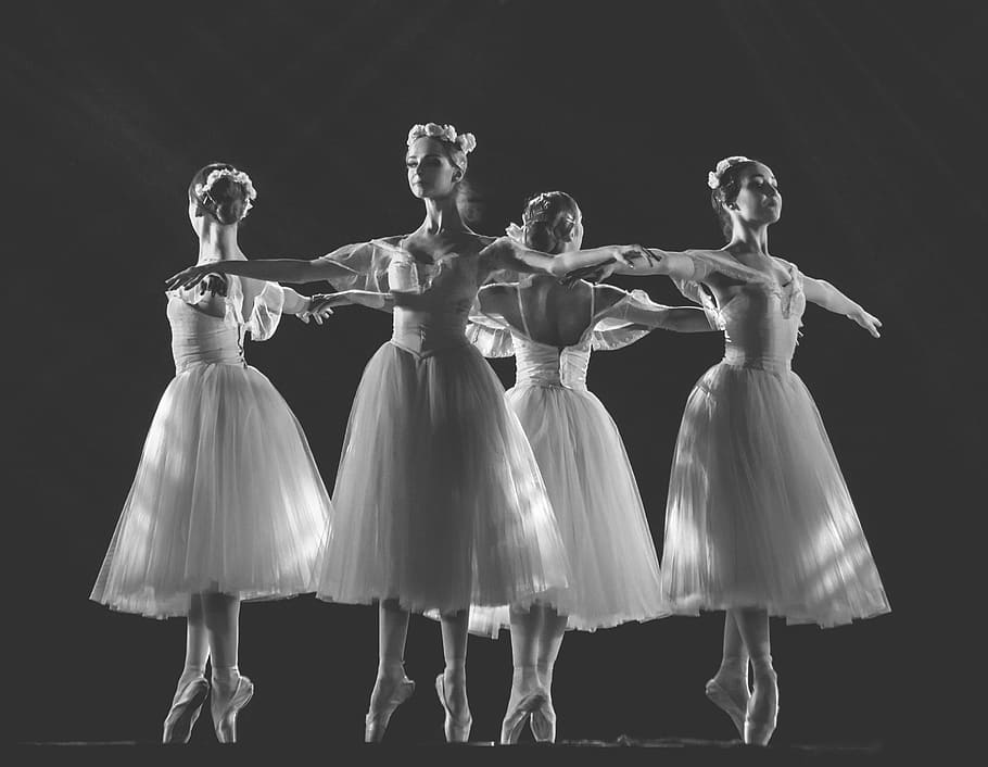 foto en escala de grises, cuatro, bailarinas bailando, bailarina, ballet, bailarina de ballet, estatuilla, relucir, elegante, disfraz