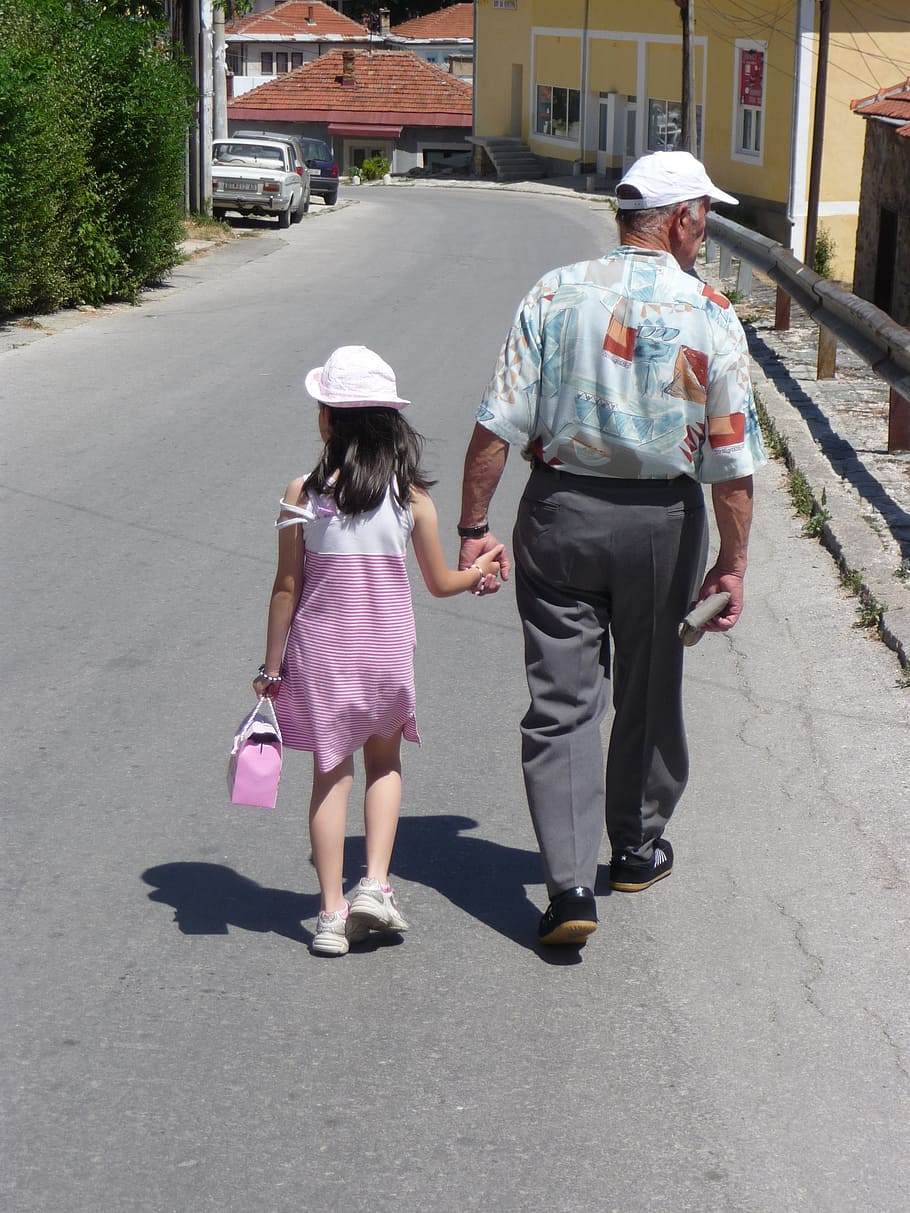 abuelo, niña, bolso, tomarse de las manos, caminar, ver bsck, juntos, calle, vista trasera, longitud completa