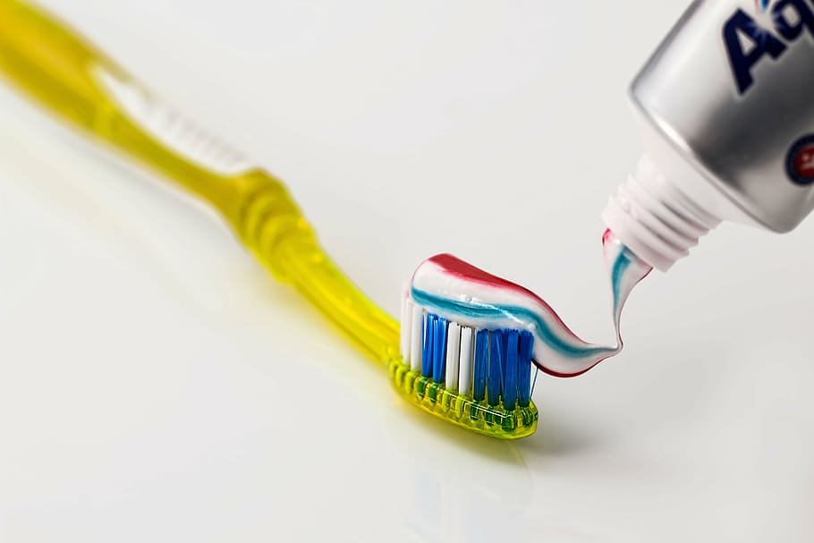 escova de dentes de plástico amarelo, escova de dentes, creme dental, cuidados dentários, limpar, dentista, higiene dental, dentes, higiene bucal, cuidados de saúde