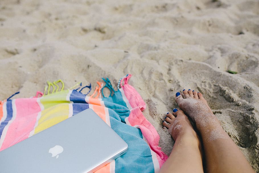 praia, areia, verão, computador, laptop, cobertor, feriados, férias, juntos, com os pés descalços