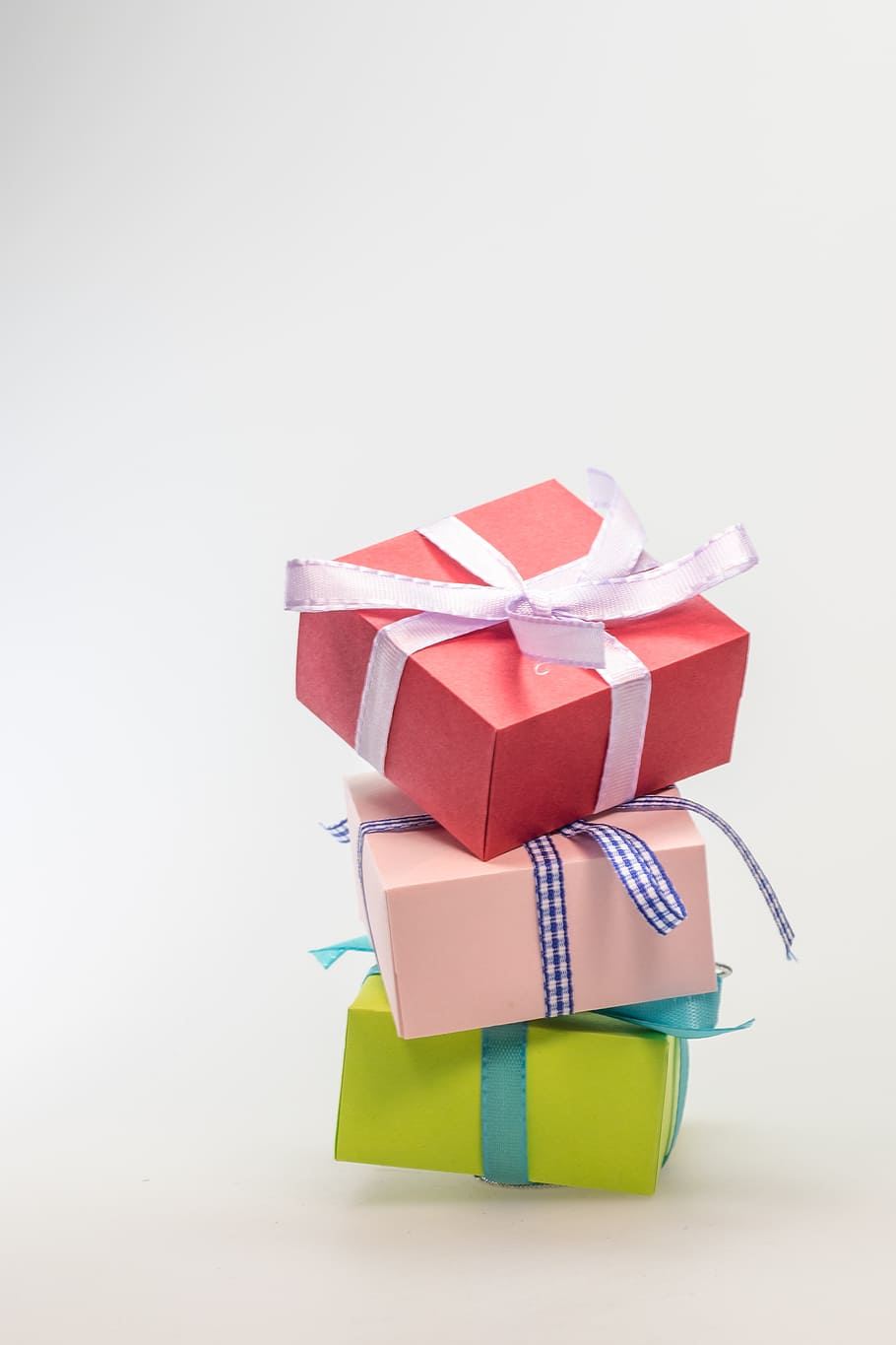 três, caixas de presente de cores sortidas, presente, feito, pacote, laço, laço de pacote, natal, decoração de natal, dar