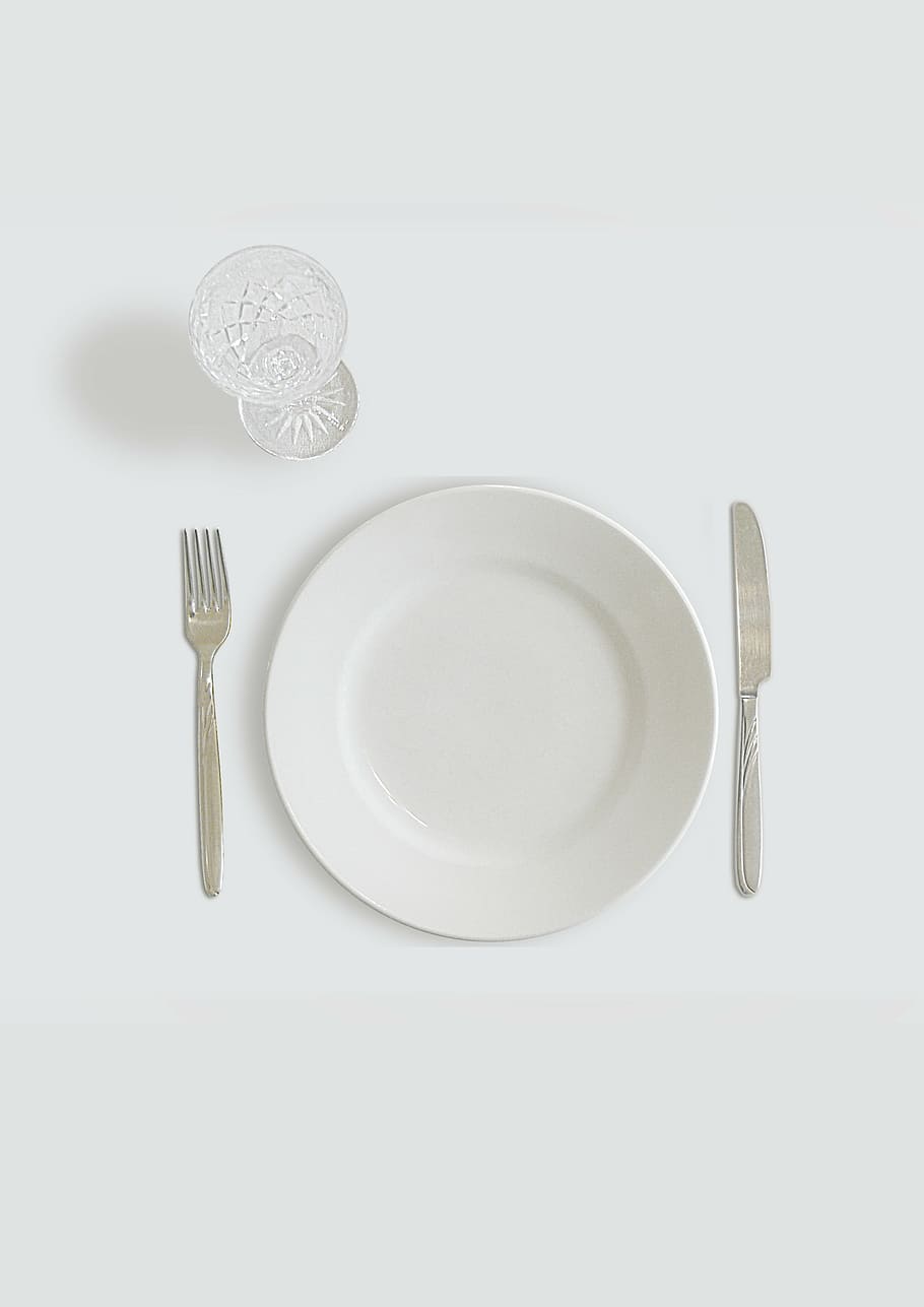redondo, blanco, cerámica, plato, al lado, cuchillo de mantequilla, tenedor, claro, vidrio con patas, platos