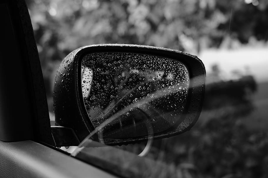 Foto en escala de grises, sin emparejar, espejo lateral del automóvil, espejo lateral, automóvil, ventana, lluvia, espejo, transporte, vehículo