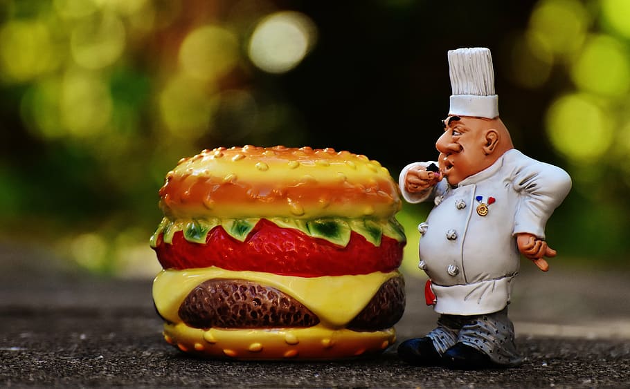 foto da lente tilt-shift, cerâmica, cozinheiro chefe, decorações de hambúrguer, cozinheiros chefe, figuras, cheeseburger, engraçado, cozinhar, gastronomia