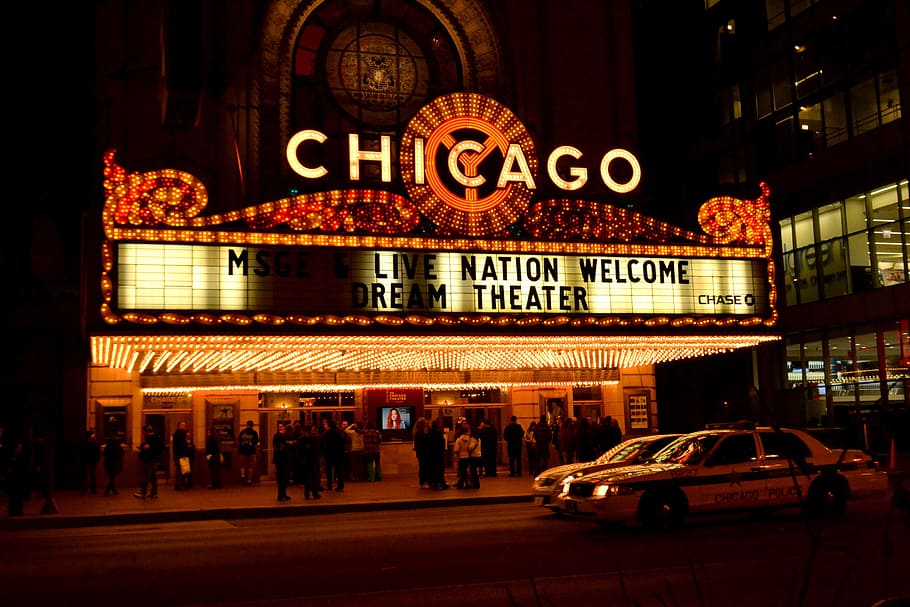 Grupo, gente, de pie, afuera, Chicago Cinema Theatre, noche, grupo de personas, Chicago, Cinema Theatre, teatro