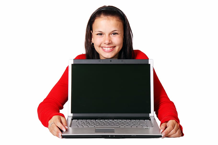 mulher, vermelho, camisa de manga comprida, abraçando, cinza, computador portátil, negócio, computador, bonitinho, fêmea