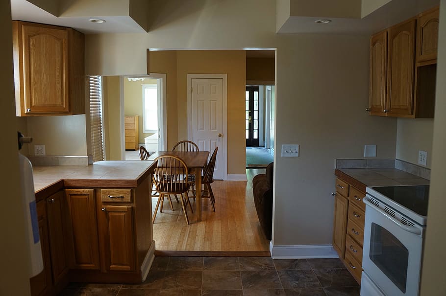 blanco, horno de inducción, al lado, marrón, de madera, armario de cocina, cocina, sala, mesa, apartamento