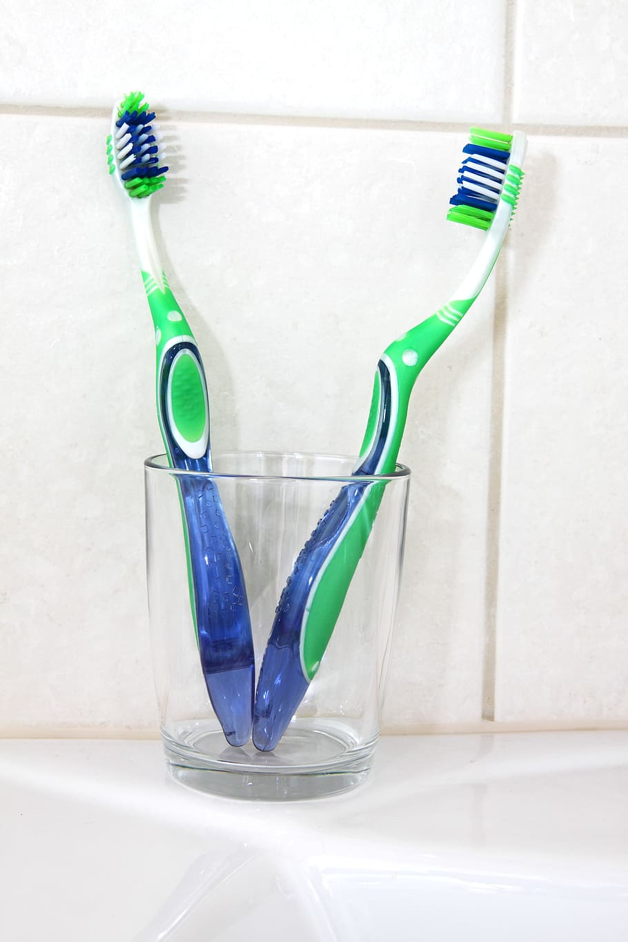 Dos, verde, cepillos de dientes, vidrio, baño, cepillo, cuidado, limpieza, copa, dental