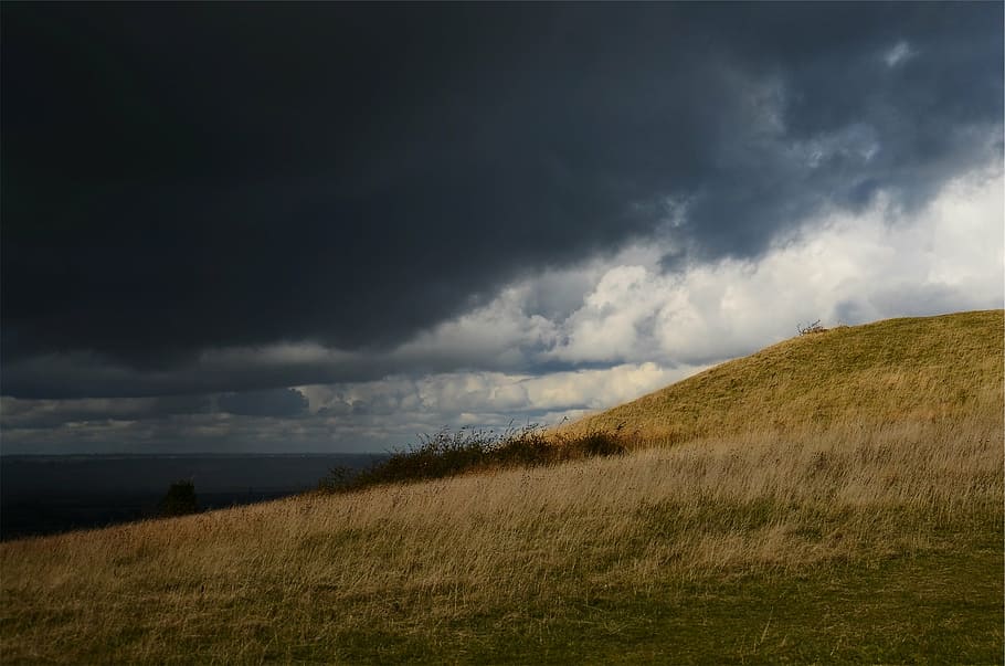 campo de hierba, gris, nubes, oscuro, cielo, colinas, durante el día, tormenta, nublado, campo
